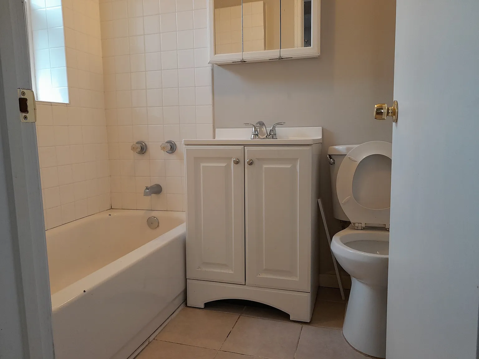 3 bed, 1100 sqft, $2,000 — Photo 4