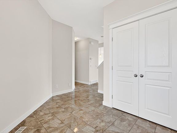 3rd image of 123 Evanscrest Way NW