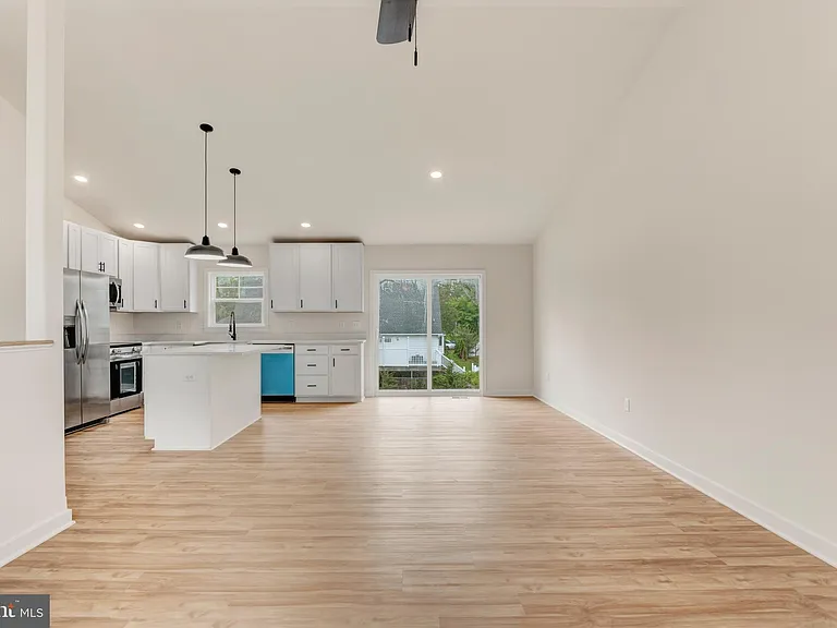 17 Carol St — Photo 12