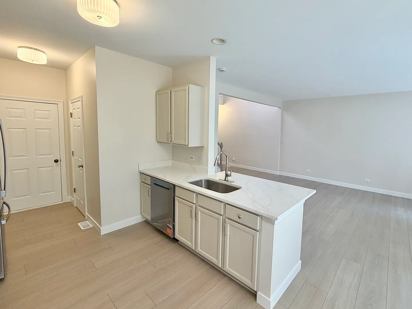 3 bed, 2.5 bath, 1600 sqft, $3,000 — Photo 2
