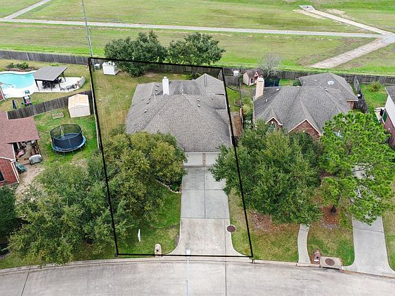 This 9,870 square feet lot offers TONS of space to play with and gorgeous mature trees. PLUS the roof was replaced in 2009!