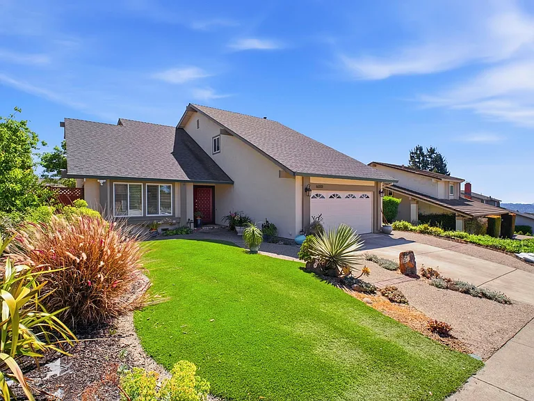 6001 Castlebrook Dr — Photo 2