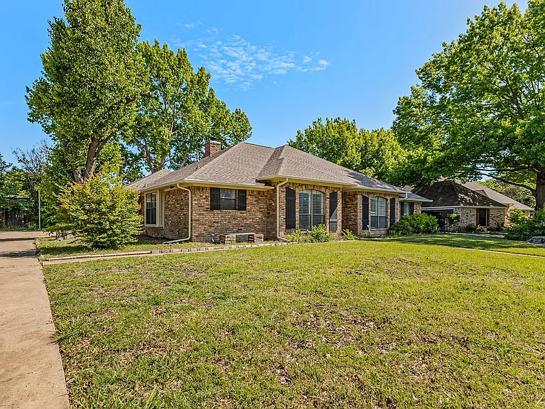 1531 Pickwick Ln — Photo 2