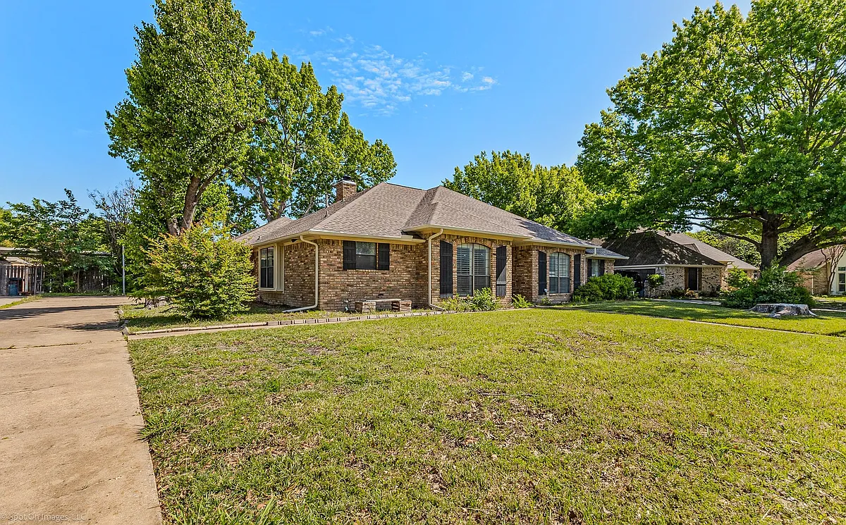 Building Photo - 1531 Pickwick Ln