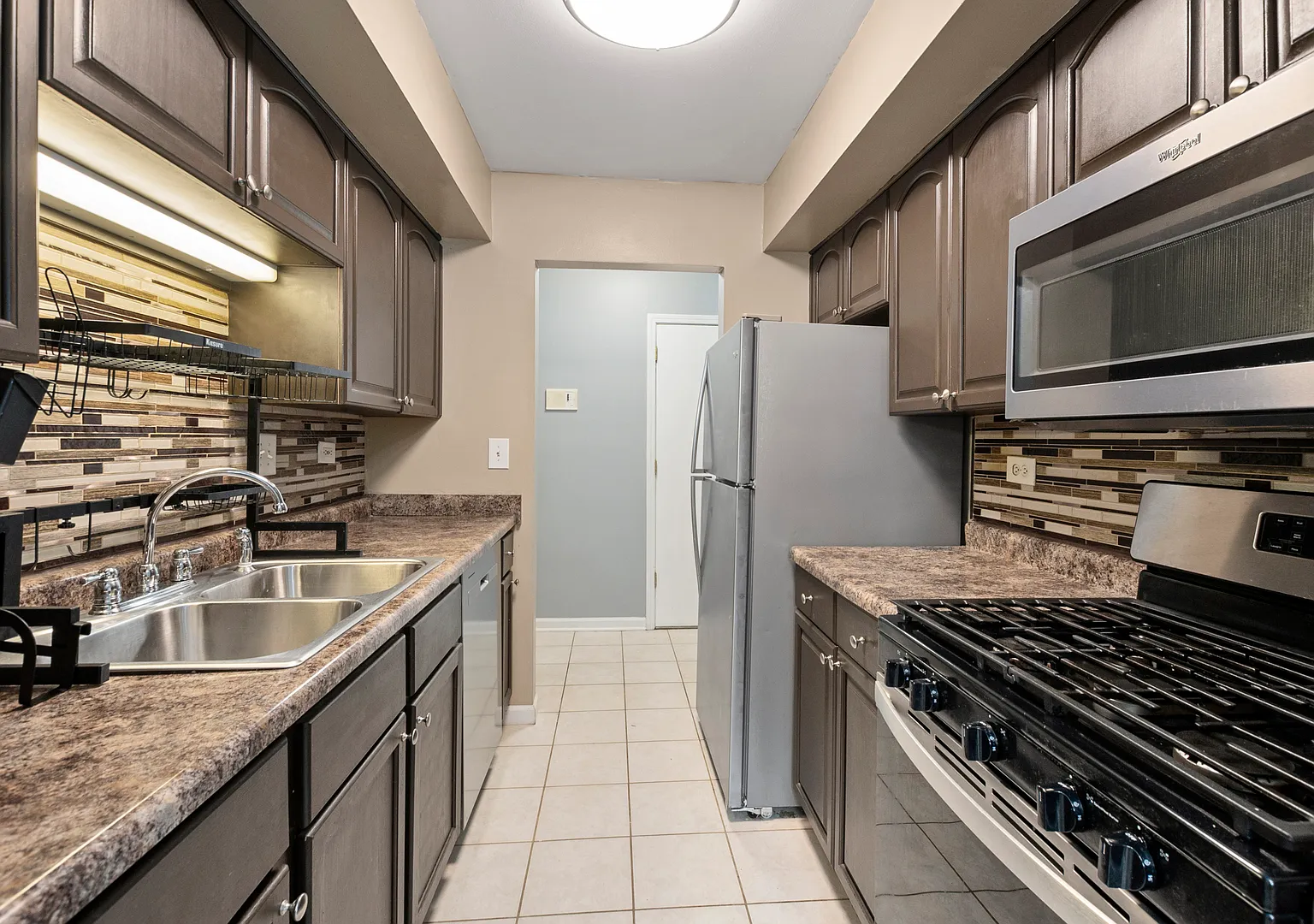 2 bed, 950 sqft, $1,995 — Photo 2