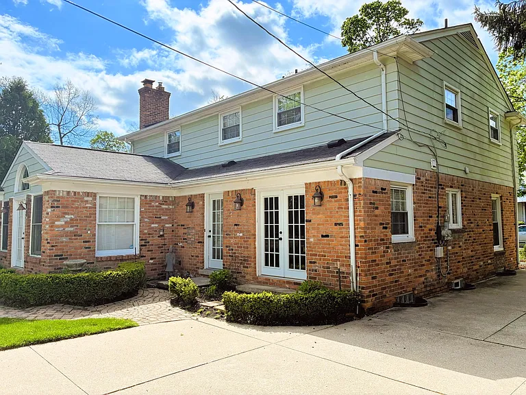 669 Mohegan St — Photo 3
