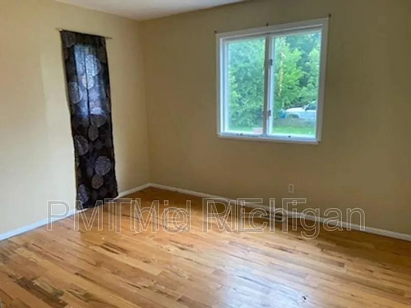 5 bed, 2.0 bath, 1425 sqft, $1,500 — Photo 4
