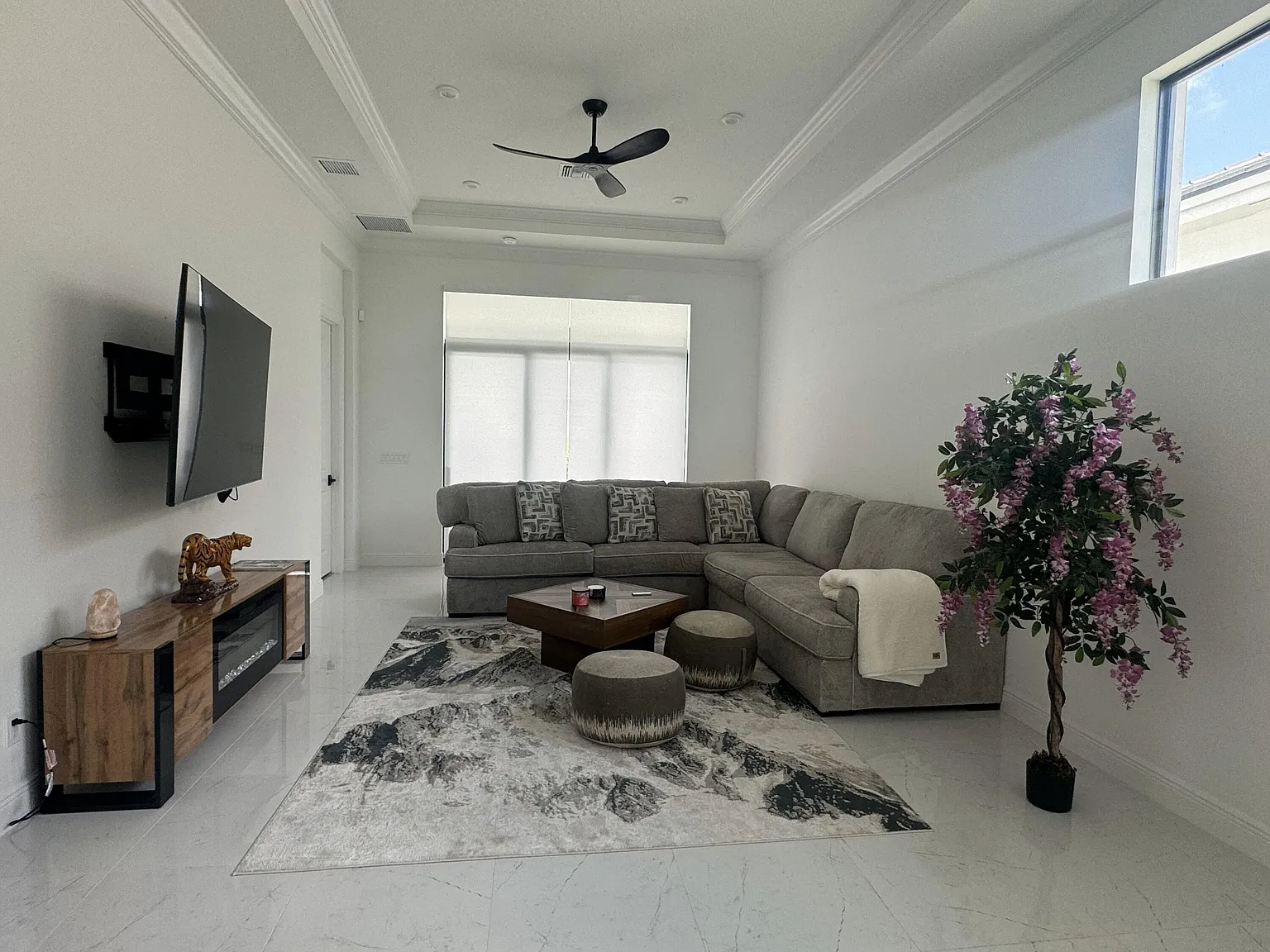 3 bed, 2.0 bath, 1723 sqft, $3,950 — Photo 4