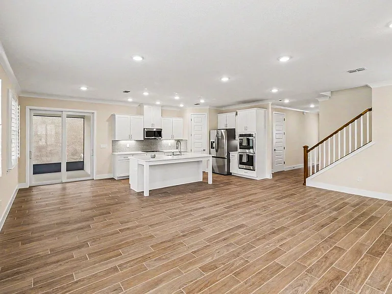 726 Clearwater Ave — Photo 2