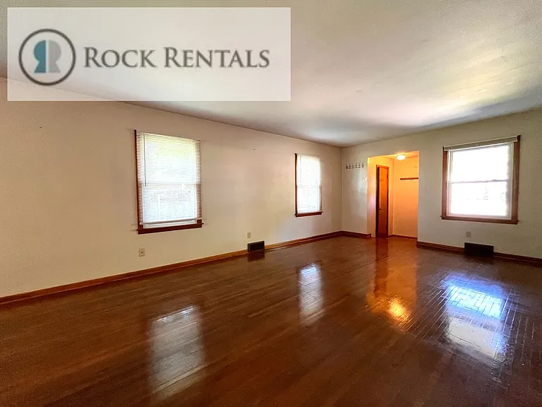 718 N Poplar St — Photo 3