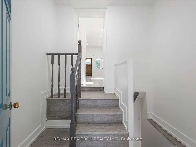 76 Lawrence Ave W — Photo 8