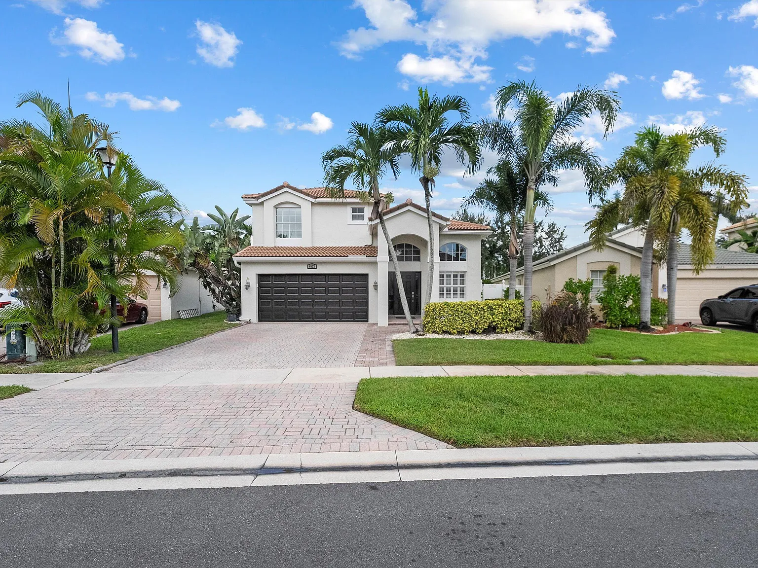 4 bed, 2.5 bath, 2152 sqft, $10,000 — Photo 2