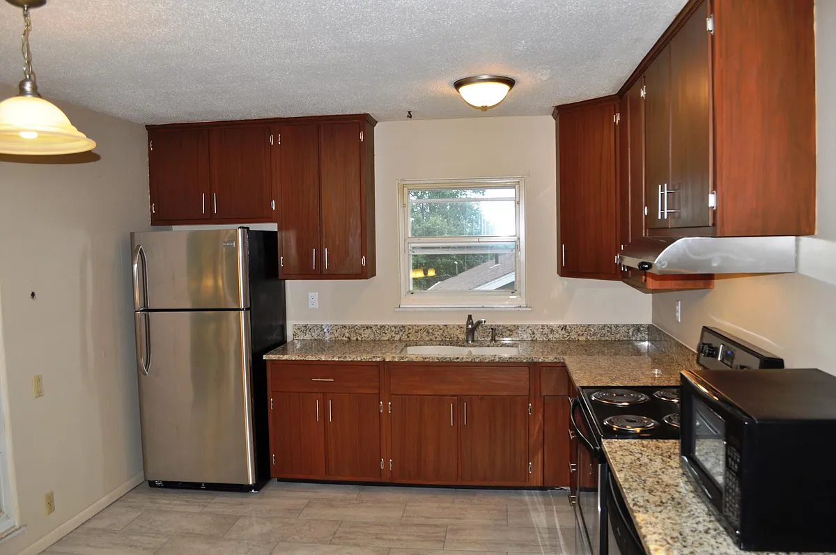 Building Photo - 4417 White Pine Dr NE