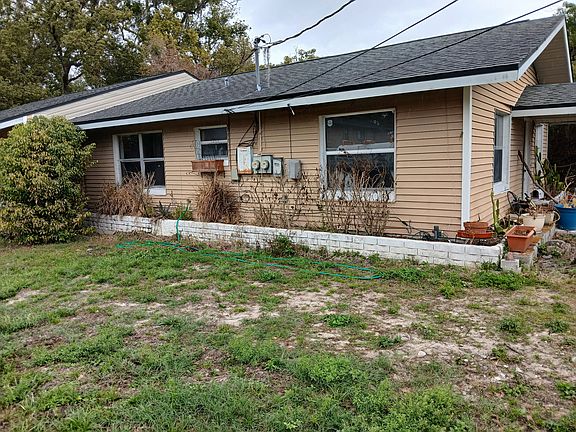 2/1 dupex with privately fenced yard,