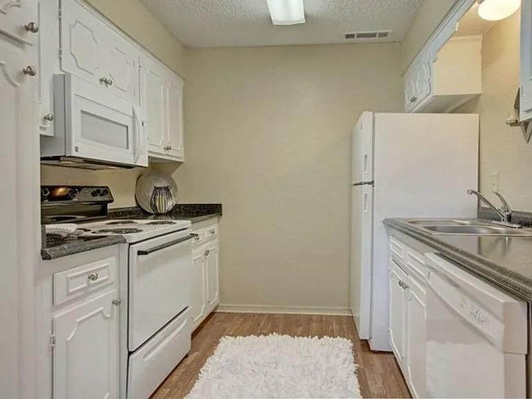Autumn Woods Apartments — Photo 1
