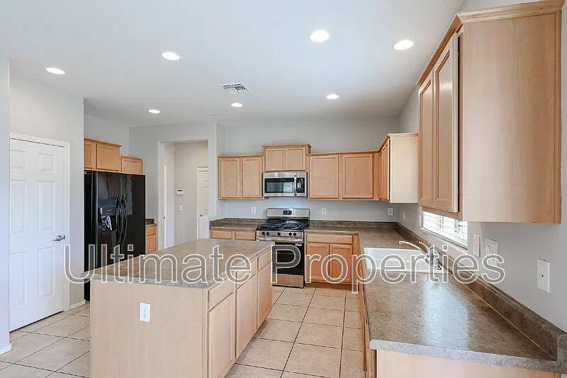 4 bed, 2.5 bath, 2566 sqft, $2,200 — Photo 3