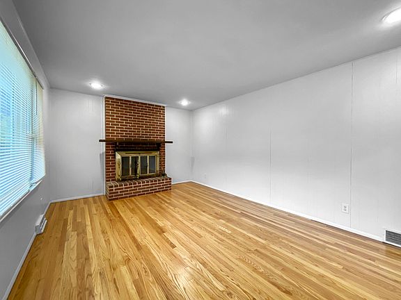 5th image of 10638 Indiana Ave