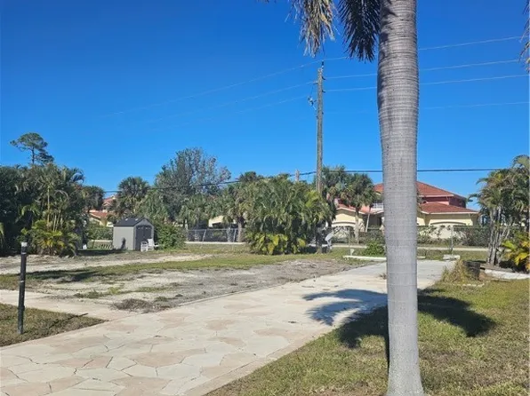 22 Williamsburg Way, Fort Myers, FL 33908