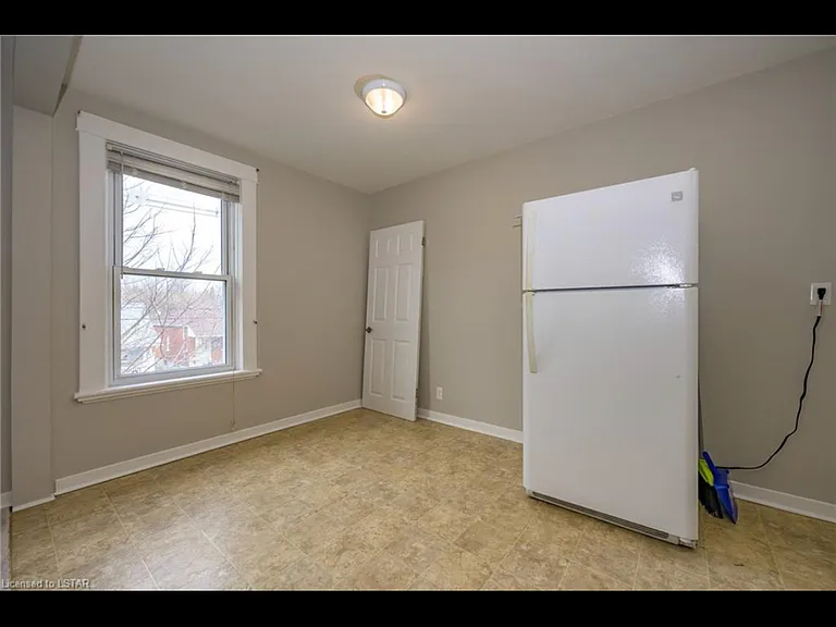 893 Queens Ave — Photo 7