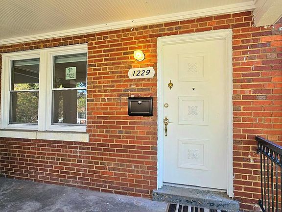 2nd image of 1229 Savannah Pl SE