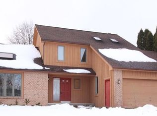 5 Pond Valley Cir, Penfield, NY 14526