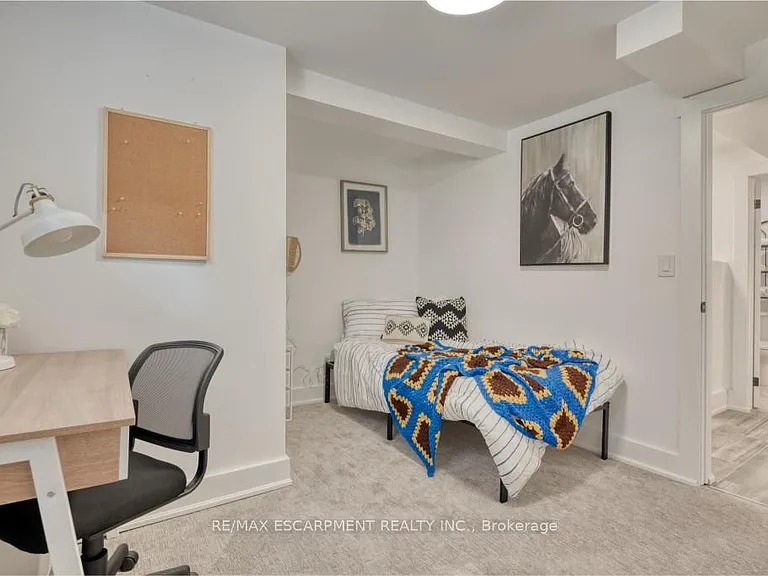 239 Cloverdale Ave E #LOWER — Photo 18