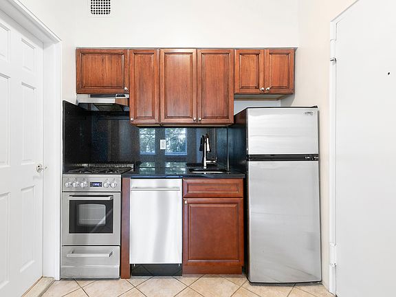 4th image of 44 W 69th St #A3