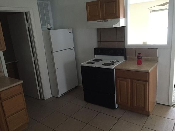 2nd image of 607 W Ave E