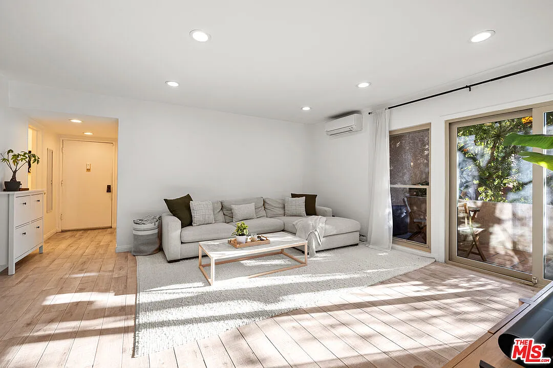 2 bed, 2.0 bath, 967 sqft, $3,200 — Photo 3