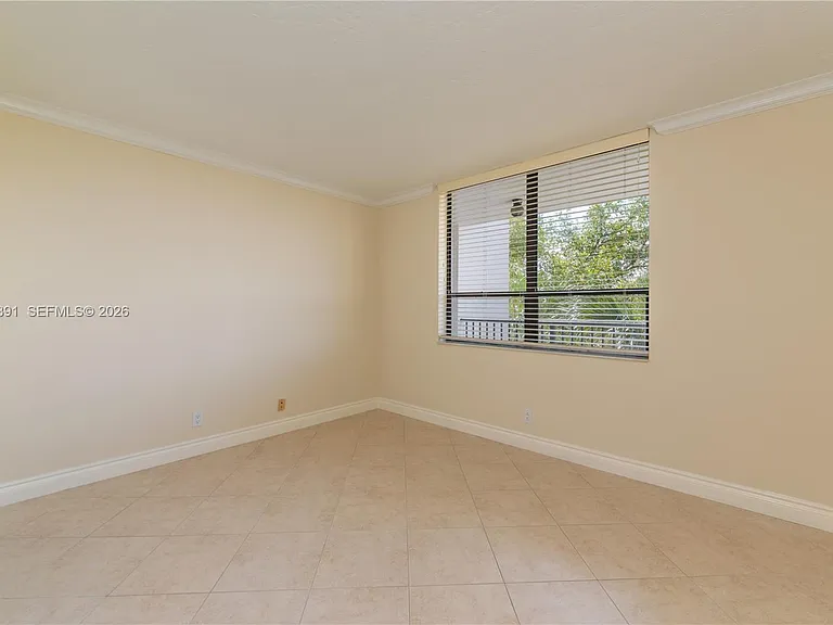 545 SE 12th St #305 — Photo 2