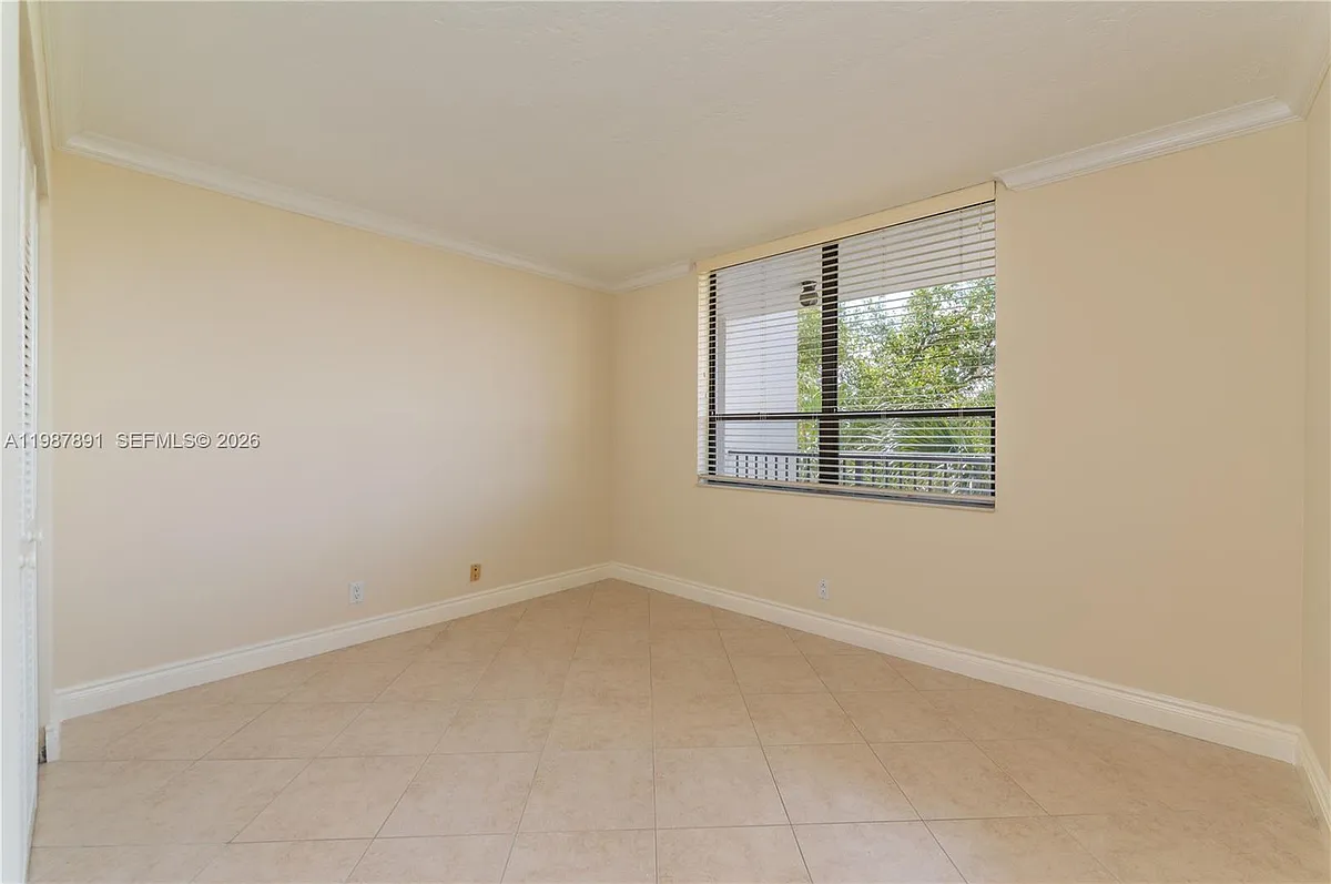 Building Photo - 545 SE 12th St #305