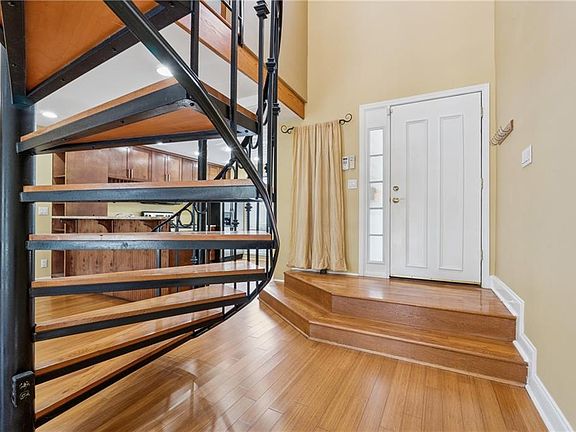 4th image of 1023 Riverbend Club Dr SE