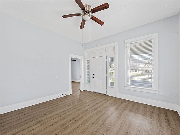 5th image of 1616 Lyle Ave