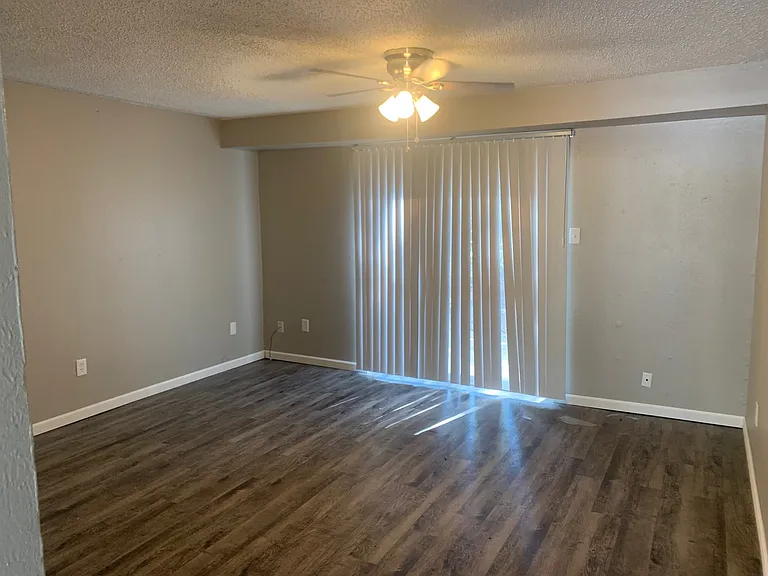 906 Harris St — Photo 3