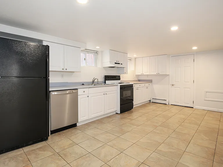 668 S Ogden St #B — Photo 18