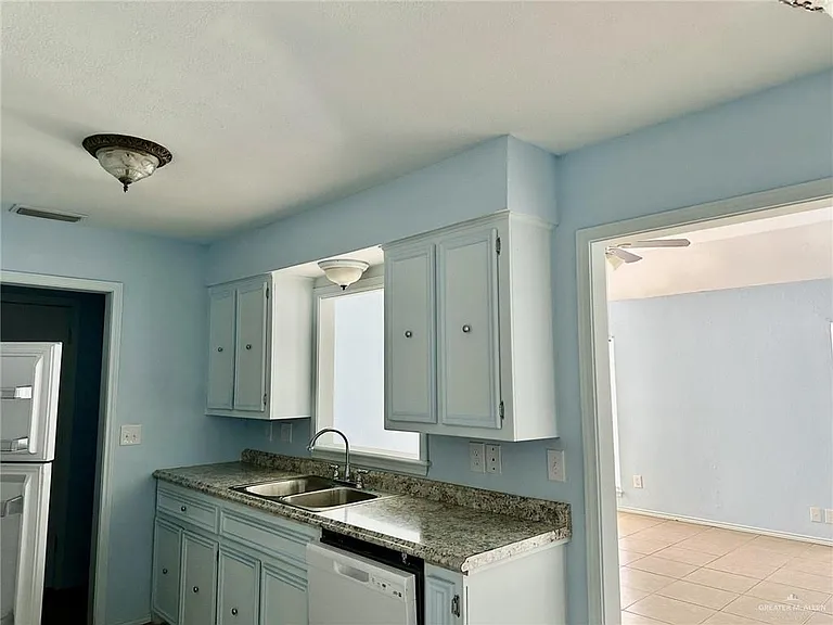 700 W Iris Ave — Photo 10
