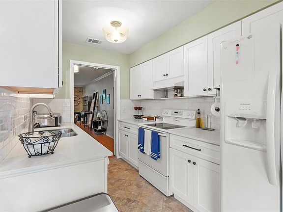 5th image of 13820 Methuen Green St