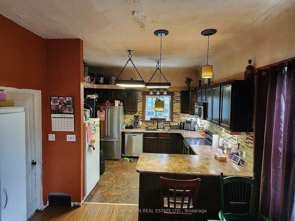 2nd image of 127 Trent St S
