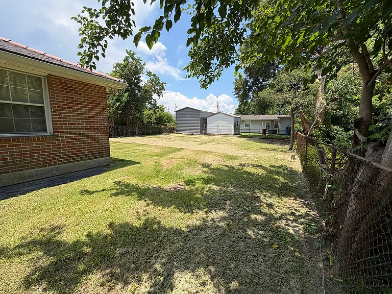 2612 Lyndell Dr — Photo 3