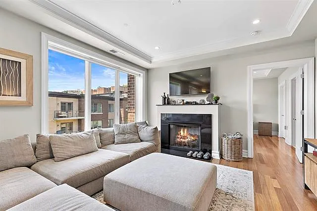 250 Henley Pl #406 — Photo 3