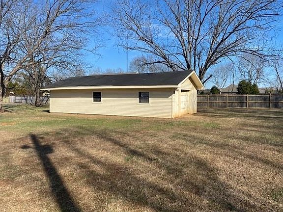 4th image of 20 Cedar Hill Ln