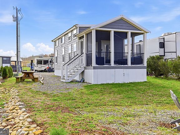 3rd image of 102 Mountain Meadows Dr