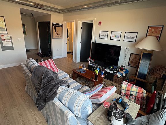 3rd image of 935 W Belmont Ave #602