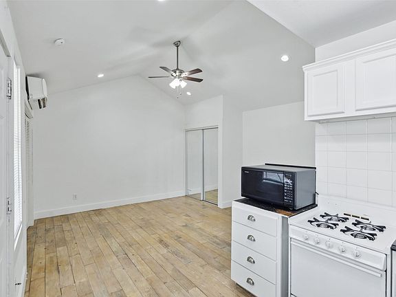 4th image of 820 W 10th St