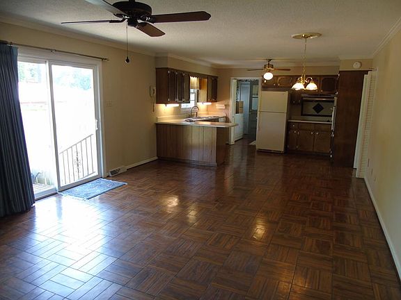 3rd image of 213 Robinhood Dr