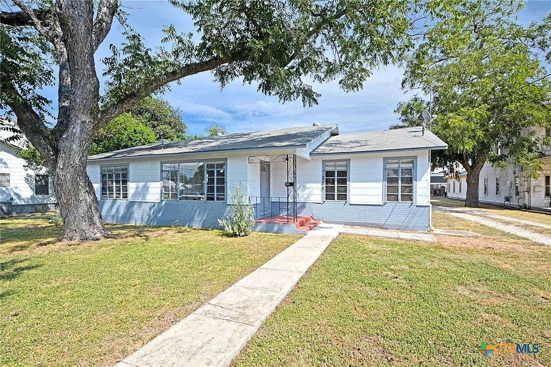 3 bed, 1.0 bath, 1619 sqft, $1,950 — Photo 3