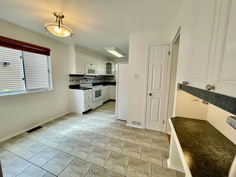 128 Pinetrail Cres — Photo 10