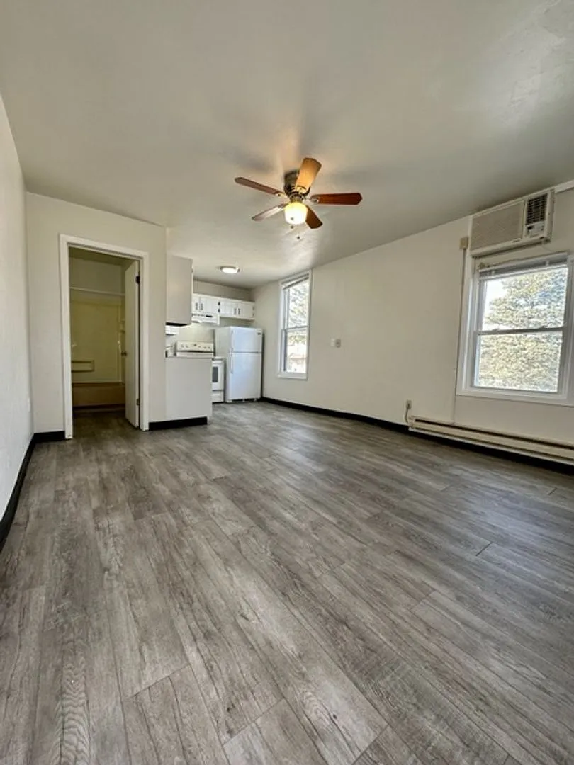 211 Green Bay Apartments — Photo 3