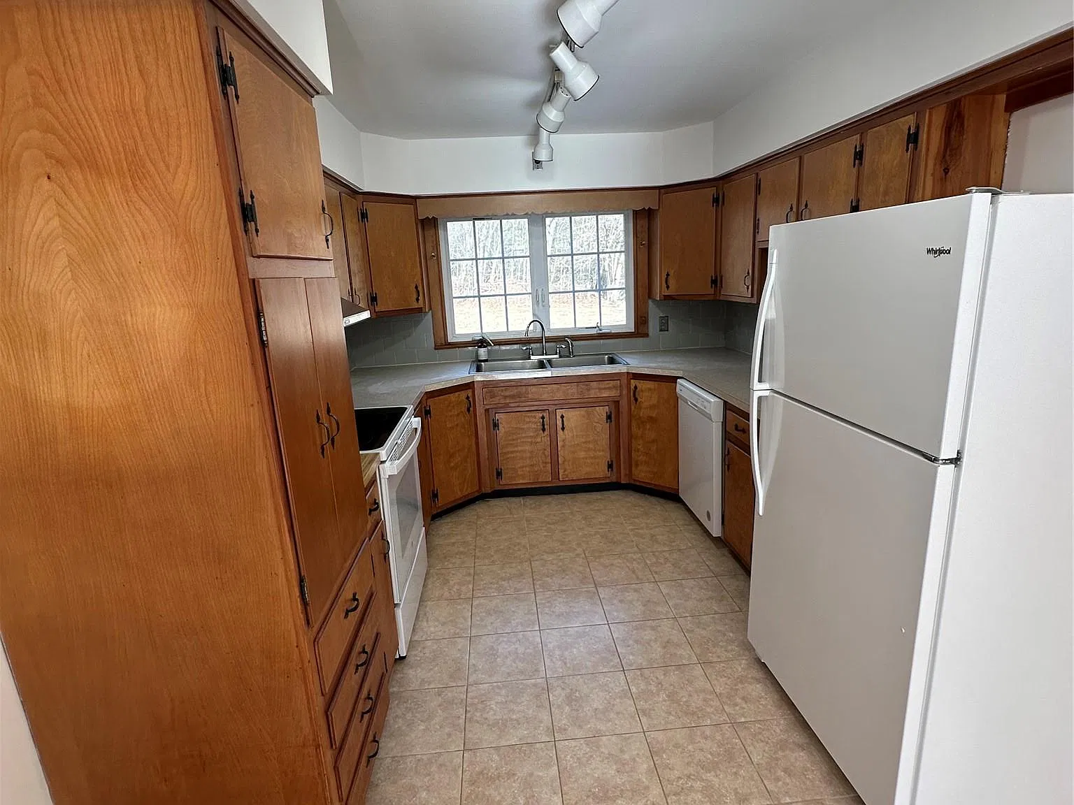 3 bed, 2.5 bath, 2030 sqft, $2,940 — Photo 3