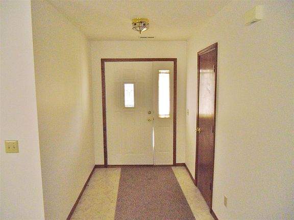 3rd image of 1403 Knoll Crest Dr